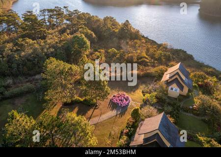 HÜTTE AM HANG. HÜTTENDORF. HAUS MIT GROSSEN FENSTERN. DER BAU DER GEHEIMNISVOLLEN HÄUSER. INFRASTRUKTUR, BINH AN VILLAGE, DALAT, VI Stockfoto