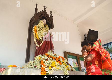 Kalkutta, West Benal, Indien. 25. Dezember 2022. Eine Frau betet Jesus in einer Kirche anlässlich Weihnachten am Stadtrand von Kalkutta an. (Kreditbild: © Sudipta das/Pacific Press via ZUMA Press Wire) Kredit: ZUMA Press, Inc./Alamy Live News Stockfoto