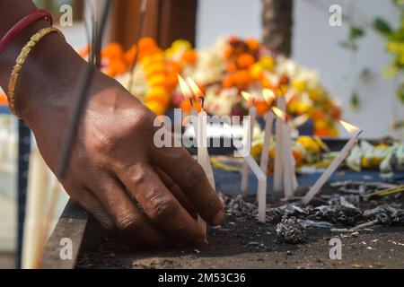 Kalkutta, West Benal, Indien. 25. Dezember 2022. Eine Frau stellt zu Weihnachten Kerzen in eine Kirche am Stadtrand von Kalkutta. (Kreditbild: © Sudipta das/Pacific Press via ZUMA Press Wire) Kredit: ZUMA Press, Inc./Alamy Live News Stockfoto