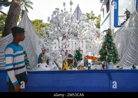 Kalkutta, West Benal, Indien. 25. Dezember 2022. Ein Junge sieht sich die Weihnachtsdekoration am Stadtrand von Kalkutta an. (Kreditbild: © Sudipta das/Pacific Press via ZUMA Press Wire) Kredit: ZUMA Press, Inc./Alamy Live News Stockfoto