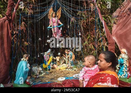 Kalkutta, West Benal, Indien. 25. Dezember 2022. Eine Frau mit einem Kleinkind sieht sich die Weihnachtsdekoration am Stadtrand von Kalkutta an. (Kreditbild: © Sudipta das/Pacific Press via ZUMA Press Wire) Kredit: ZUMA Press, Inc./Alamy Live News Stockfoto