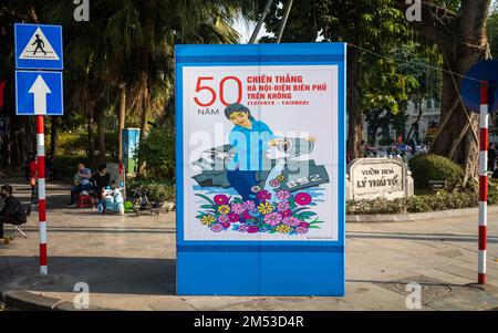 Ein kommunistisches Propagandaposter im Zentrum von Hanoi, Vietnam, anlässlich des 50. Jahrestages des Bombenanschlags der USA auf die Stadt im Jahr 1972. Op Stockfoto