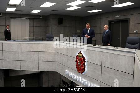Tula, Russland. 23. Dezember 2022. Der russische Präsident Wladimir Putin wird vom Gouverneur der Region Tula, Alexei Dyumin, links, am 23. Dezember 2022 in Tula, Russland, durch das regionale Situationszentrum geführt. Kredit: Pressestelle Des Russischen Präsidenten/Kreml Pool/Alamy Live News Stockfoto