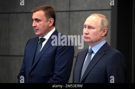 Tula, Russland. 23. Dezember 2022. Der russische Präsident Wladimir Putin wird vom Gouverneur der Region Tula, Alexei Dyumin, links, am 23. Dezember 2022 in Tula, Russland, durch das regionale Situationszentrum geführt. Kredit: Pressestelle Des Russischen Präsidenten/Kreml Pool/Alamy Live News Stockfoto