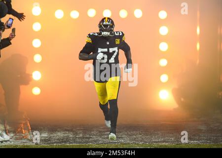 Pittsburgh, Pennsylvania, USA. 24. Dezember 2022. 24. Dezember 2022 Pittsburgh Steelers Defensive Tackle Montravius Adams (57) Eintritt während Pittsburgh Steelers vs Las Vegas Raiders in Pittsburgh, Pennsylvania. Jake Mysliwczyk/BMR (Kreditbild: © Jake Mysliwczyk/BMR über ZUMA Press Wire) Stockfoto