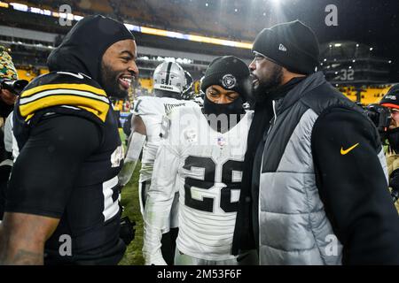 Pittsburgh, Pennsylvania, USA. 25. Dezember 2022. 24. Dezember 2022 Pittsburgh Steelers Running Back Najee Harris (22), Las Vegas Raiders Runback Josh Jacobs (28) und Pittsburgh Steelers Head Coach Mike Tomlin während der Postgame-Tour bei Pittsburgh Steelers vs Las Vegas Raiders in Pittsburgh, Pennsylvania. Jake Mysliwczyk/BMR (Kreditbild: © Jake Mysliwczyk/BMR über ZUMA Press Wire) Stockfoto