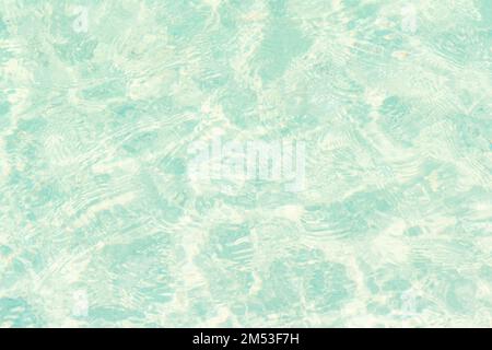 Abstrakt verschwommener Meereshintergrund. Meeresoberfläche. Blaue Wasserstruktur. Stockfoto