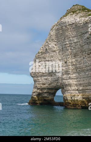 Der Bogen von Falaise d'Amont an einem Sommertag vom Strand in Etretat, Normandie, Frankreich Stockfoto