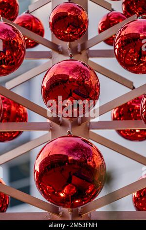 Mehrere rote weihnachtsbälle sind symmetrisch angeordnet Stockfoto