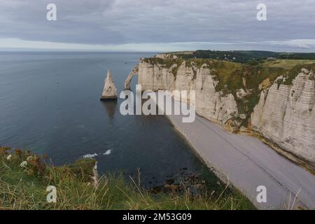 Küstenlandschaft der Alabasterküste entlang Falaise d'Aval mit Naturbogen und Felsen von Porte d'Aval, bekannt als l'Aiguille, Etretat, Normandie, Frankreich Stockfoto