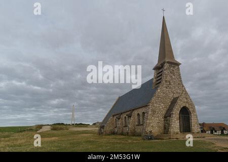 Kirche Notre Dame de la Garde Kapelle auf dem Hügel an der Alabasterküste, Dorf Etretat, Normandie, Frankreich Stockfoto