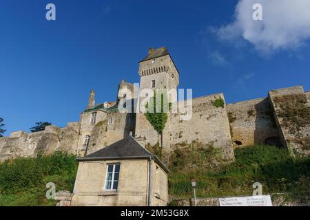 Schloss Creully an einem sonnigen Sommerabend mit blauem Himmel, Creully sur Seulles, Normandie, Frankreich Stockfoto