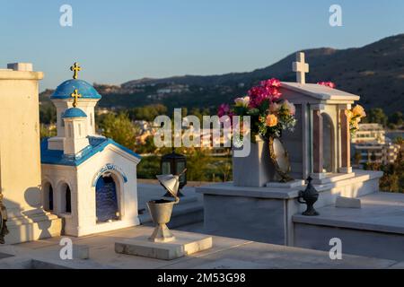 Bei Sonnenaufgang auf einem griechischen Friedhof Stockfoto