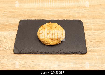 Köstliches süßes Keks-Dessert mit Erdnussbutter auf einem schwarzen Schieferteller Stockfoto
