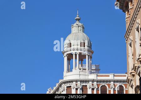 Blick auf die Plaza de Santo Domingo unter dem blauen Himmel in Murcia, Spanien Stockfoto