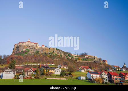 Das mittelalterliche Schloss Riegersburg auf einem schlafenden Vulkan, umgeben von einem charmanten kleinen Dorf und einer wunderschönen Herbstlandschaft, berühmter Tourist-Attr Stockfoto