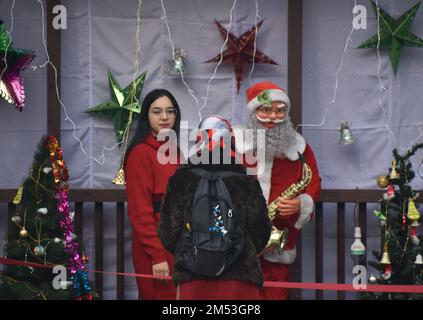 Srinagar, Indien. 25. Dezember 2022. Kaschmirische muslimische Frauen feiern Weihnachten mit Christen in der katholischen Kirche der Heiligen Familie am 25. Dezember 2022 in Srinagar, der Sommerhauptstadt des von Indien verwalteten Kaschmirs. Die umstrittene Region des Himalaya in Kaschmir hat eine winzige Bevölkerung von Christen, von denen Hunderte an Weihnachten in der katholischen Kirche der Heiligen Familie zur Messe gehen und für Frieden und Wohlstand in der Region beten. (Foto von Mubashir Hassan/Pacific Press) Kredit: Pacific Press Media Production Corp./Alamy Live News Stockfoto