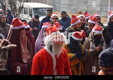 Srinagar, Indien. 25. Dezember 2022. Kaschmirische muslimische Frauen feiern Weihnachten mit Christen in der katholischen Kirche der Heiligen Familie am 25. Dezember 2022 in Srinagar, der Sommerhauptstadt des von Indien verwalteten Kaschmirs. Die umstrittene Region des Himalaya in Kaschmir hat eine winzige Bevölkerung von Christen, von denen Hunderte an Weihnachten in der katholischen Kirche der Heiligen Familie zur Messe gehen und für Frieden und Wohlstand in der Region beten. (Foto von Mubashir Hassan/Pacific Press) Kredit: Pacific Press Media Production Corp./Alamy Live News Stockfoto