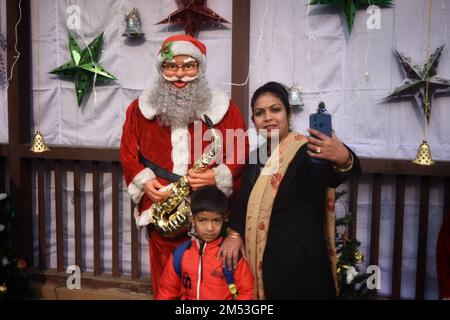 Srinagar, Indien. 25. Dezember 2022. (Foto von Mubashir Hassan/Pacific Press) Kredit: Pacific Press Media Production Corp./Alamy Live News Stockfoto