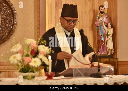 Srinagar, Indien. 25. Dezember 2022. Ein christlicher Priester betet in der katholischen Kirche der Heiligen Familie am 25. Dezember 2022 in Srinagar, der Sommerhauptstadt des von den Indianern verwalteten Kaschmirs. Die umstrittene Region des Himalaya in Kaschmir hat eine winzige Bevölkerung von Christen, von denen Hunderte an Weihnachten in der katholischen Kirche der Heiligen Familie zur Messe gehen und für Frieden und Wohlstand in der Region beten. (Foto von Mubashir Hassan/Pacific Press) Kredit: Pacific Press Media Production Corp./Alamy Live News Stockfoto