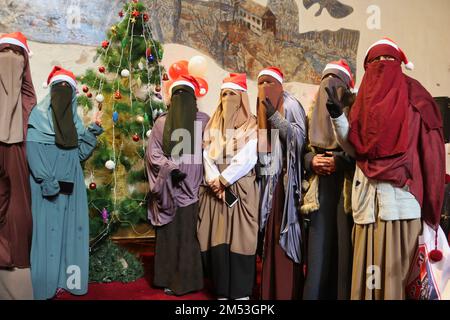 Srinagar, Indien. 25. Dezember 2022. Kaschmirische muslimische Frauen feiern Weihnachten mit Christen in der katholischen Kirche der Heiligen Familie am 25. Dezember 2022 in Srinagar, der Sommerhauptstadt des von Indien verwalteten Kaschmirs. Die umstrittene Region des Himalaya in Kaschmir hat eine winzige Bevölkerung von Christen, von denen Hunderte an Weihnachten in der katholischen Kirche der Heiligen Familie zur Messe gehen und für Frieden und Wohlstand in der Region beten. (Foto von Mubashir Hassan/Pacific Press) Kredit: Pacific Press Media Production Corp./Alamy Live News Stockfoto