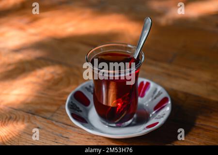 Eine Tasse türkischen Tee auf einem Holztisch in einem Café. Stockfoto