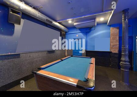 Spieleraum im Erdgeschoss eines Nachtclubs mit Billardtisch Stockfoto