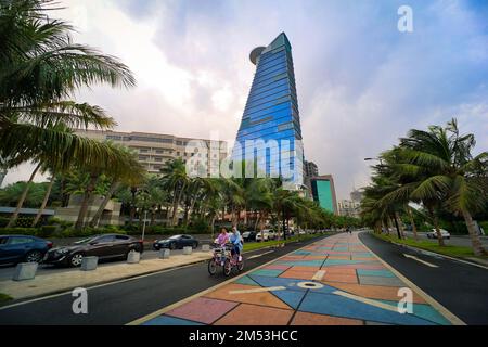 Jeddah, Saudi-Arabien. 23. Dez. 2022 - glückliche Menschen auf dem Fahrrad in den farbenfrohen Straßen von jeddah City Stockfoto