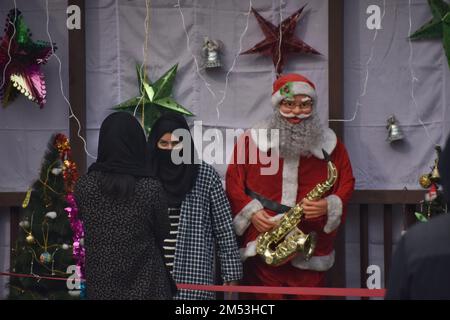 25. Dezember 2022, Srinagar, Jammu und Kaschmir, Indien: Verschleierte muslimische Frauen aus Kaschmir feiern Weihnachten mit Christen in der katholischen Kirche der Heiligen Familie am 25. Dezember 2022 in Srinagar, der Sommerhauptstadt des von Indien verwalteten Kaschmirs. Die umstrittene Region des Himalaya in Kaschmir hat eine winzige Bevölkerung von Christen, von denen Hunderte an Weihnachten in der katholischen Kirche der Heiligen Familie zur Messe gehen und für Frieden und Wohlstand in der Region beten. (Kreditbild: © Mubashir Hassan/Pacific Press via ZUMA Press Wire) Stockfoto