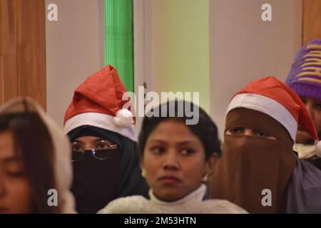 25. Dezember 2022, Srinagar, Jammu und Kaschmir, Indien: Verschleierte muslimische Frauen aus Kaschmir feiern Weihnachten mit Christen in der katholischen Kirche der Heiligen Familie am 25. Dezember 2022 in Srinagar, der Sommerhauptstadt des von Indien verwalteten Kaschmirs. Die umstrittene Region des Himalaya in Kaschmir hat eine winzige Bevölkerung von Christen, von denen Hunderte an Weihnachten in der katholischen Kirche der Heiligen Familie zur Messe gehen und für Frieden und Wohlstand in der Region beten. (Kreditbild: © Mubashir Hassan/Pacific Press via ZUMA Press Wire) Stockfoto