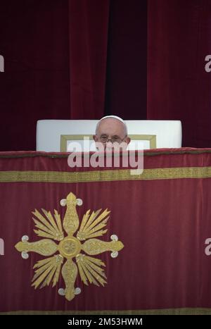 Vatikanstadt, Vatikanstadt. 25. Dezember 2022. Papst Franziskus Urbi und Orbi, Heiliger Weihnachtsfeiertag Petersdom im Vatikan, 25. Dezember 2022 Kredit: dpa/Alamy Live News Stockfoto