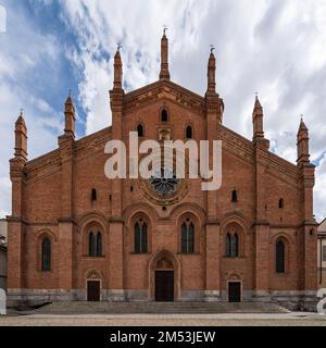 Ein malerischer Blick auf die wunderschöne Fassade der Kirche Santa Maria del Carmine in Pavia, Italien Stockfoto