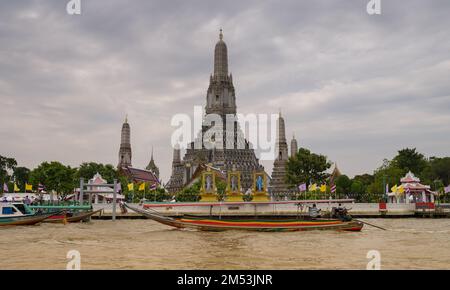Bangkok, Thailand. 4. November 2022;Blick auf den Tempel Wat Arun von der Bootstour aus. Wat Arun ist ein buddhistischer Tempel im Stadtteil Yai von Bangkok. Stockfoto