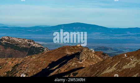 Kasprowy Wierch, Dlugi Giewont im westlichen Tatra-Gebirge und Babia Gora-Hügel im Beskid Zywiecki Gebirge an einem wunderschönen Herbsttag Stockfoto