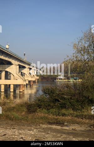 Brücke über einen Fluss, von der Küste aus gesehen Stockfoto