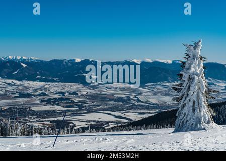 Turiec-Tal, westlichster Teil der NiedrigTatra und höchster Teil des Velka Fatra-Gebirges von Martinske Hiole im Winter Mala Fatra-Gebirge in Slovaki Stockfoto