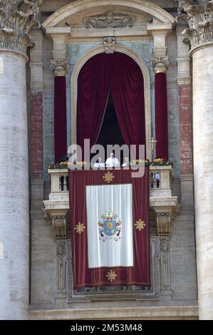 Vatikanstadt, Vatikanstadt. 25. Dezember 2022. Papst Franziskus liefert seine Urbi et Orbi am 25. Dezember 2022 an Weihnachten, Sonntag, in St. Petersdom im Vatikan. Der Papst forderte in seiner Botschaft an die Stadt und die Welt ein Ende des Krieges in der Ukraine und anderer Konflikte. Foto: Stefano Spaziani/UPI Credit: UPI/Alamy Live News Stockfoto