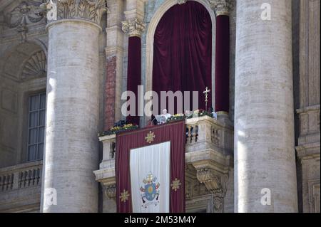 Vatikanstadt, Vatikanstadt. 25. Dezember 2022. Papst Franziskus liefert seine Urbi et Orbi am 25. Dezember 2022 an Weihnachten, Sonntag, in St. Petersdom im Vatikan. Der Papst forderte in seiner Botschaft an die Stadt und die Welt ein Ende des Krieges in der Ukraine und anderer Konflikte. Foto: Stefano Spaziani/UPI Credit: UPI/Alamy Live News Stockfoto