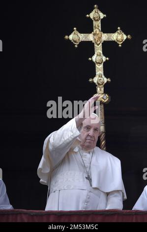 Vatikanstadt, Vatikanstadt. 25. Dezember 2022. Papst Franziskus liefert seine Urbi et Orbi am 25. Dezember 2022 an Weihnachten, Sonntag, in St. Petersdom im Vatikan. Der Papst forderte in seiner Botschaft an die Stadt und die Welt ein Ende des Krieges in der Ukraine und anderer Konflikte. Foto: Stefano Spaziani/UPI Credit: UPI/Alamy Live News Stockfoto