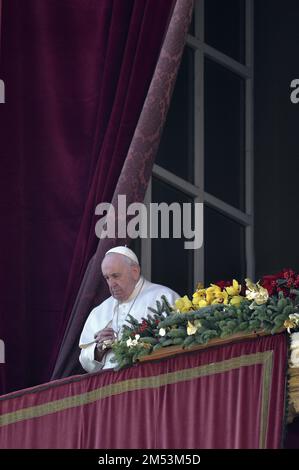 Vatikanstadt, Vatikanstadt. 25. Dezember 2022. Papst Franziskus liefert seine Urbi et Orbi am 25. Dezember 2022 an Weihnachten, Sonntag, in St. Petersdom im Vatikan. Der Papst forderte in seiner Botschaft an die Stadt und die Welt ein Ende des Krieges in der Ukraine und anderer Konflikte. Foto: Stefano Spaziani/UPI Credit: UPI/Alamy Live News Stockfoto