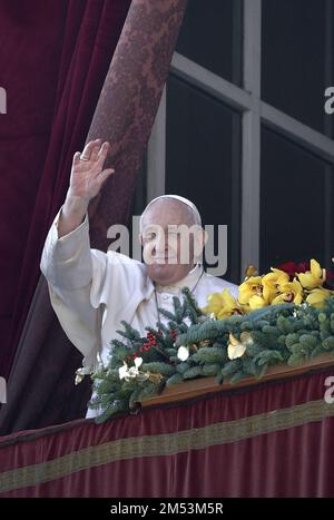 Vatikanstadt, Vatikanstadt. 25. Dezember 2022. Papst Franziskus liefert seine Urbi et Orbi am 25. Dezember 2022 an Weihnachten, Sonntag, in St. Petersdom im Vatikan. Der Papst forderte in seiner Botschaft an die Stadt und die Welt ein Ende des Krieges in der Ukraine und anderer Konflikte. Foto: Stefano Spaziani/UPI Credit: UPI/Alamy Live News Stockfoto