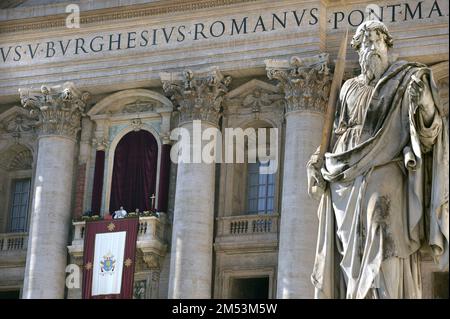 Vatikanstadt, Vatikanstadt. 25. Dezember 2022. Papst Franziskus liefert seine Urbi et Orbi am 25. Dezember 2022 an Weihnachten, Sonntag, in St. Petersdom im Vatikan. Der Papst forderte in seiner Botschaft an die Stadt und die Welt ein Ende des Krieges in der Ukraine und anderer Konflikte. Foto: Stefano Spaziani/UPI Credit: UPI/Alamy Live News Stockfoto