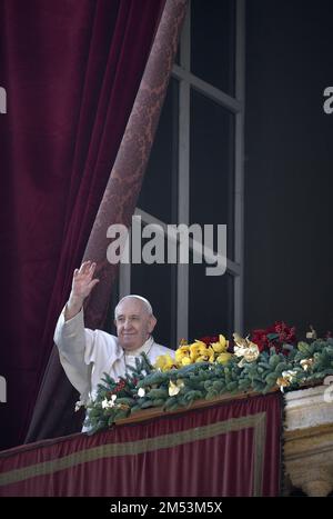 Vatikanstadt, Vatikanstadt. 25. Dezember 2022. Papst Franziskus liefert seine Urbi et Orbi am 25. Dezember 2022 an Weihnachten, Sonntag, in St. Petersdom im Vatikan. Der Papst forderte in seiner Botschaft an die Stadt und die Welt ein Ende des Krieges in der Ukraine und anderer Konflikte. Foto: Stefano Spaziani/UPI Credit: UPI/Alamy Live News Stockfoto