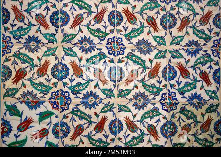 Nahtlose Muster weißem türkischen Kacheln mit blauen Verzierungen. Alte Oberflächenstruktur, an der Wand in der Moschee Stockfoto
