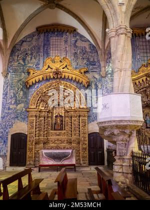 Kanzel und Seitenaltar der Kirche Santa Maria Madalena, Olivenza Stockfoto