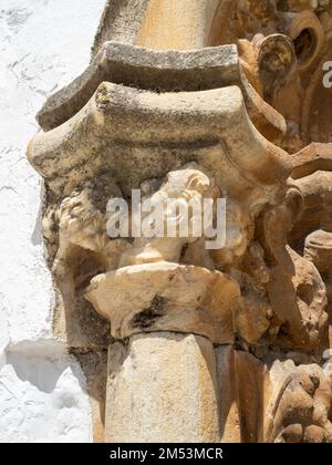Schnitzereien am Seiteneingang der Kirche Santa Maria Madalena, Olivenza Stockfoto