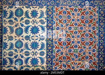 Nahtlose Muster weißem türkischen Kacheln mit blauen Verzierungen. Alte Oberflächenstruktur, an der Wand in der Moschee Stockfoto