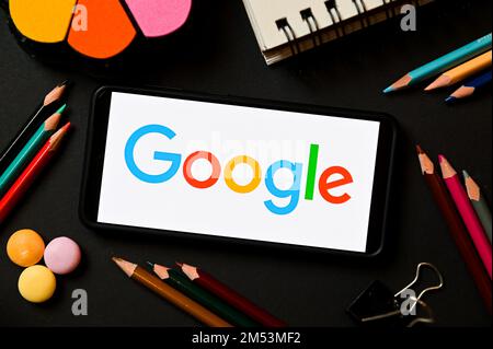 Polen. 17. Dezember 2022. In dieser Abbildung wird ein Google-Logo auf einem Smartphone angezeigt. (Foto: Mateusz Slodkowski/SOPA Images/Sipa USA) Guthaben: SIPA USA/Alamy Live News Stockfoto