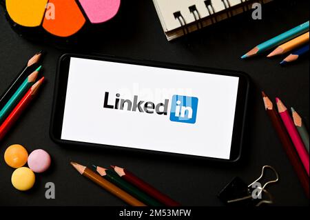 Polen. 17. Dezember 2022. In dieser Abbildung wird ein LinkedIn-Logo auf einem Smartphone angezeigt. (Foto: Mateusz Slodkowski/SOPA Images/Sipa USA) Guthaben: SIPA USA/Alamy Live News Stockfoto