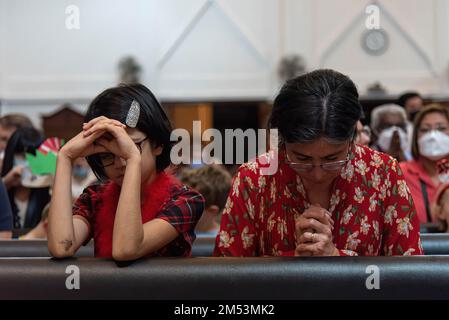 Bangkok, Thailand. 25. Dezember 2022. Katholische Anhänger beten während der Weihnachtsmesse in der Heiligen Erlöserkirche in Bangkok. (Kreditbild: © Peerapon Boonyakiat/SOPA Images via ZUMA Press Wire) Kredit: ZUMA Press, Inc./Alamy Live News Stockfoto